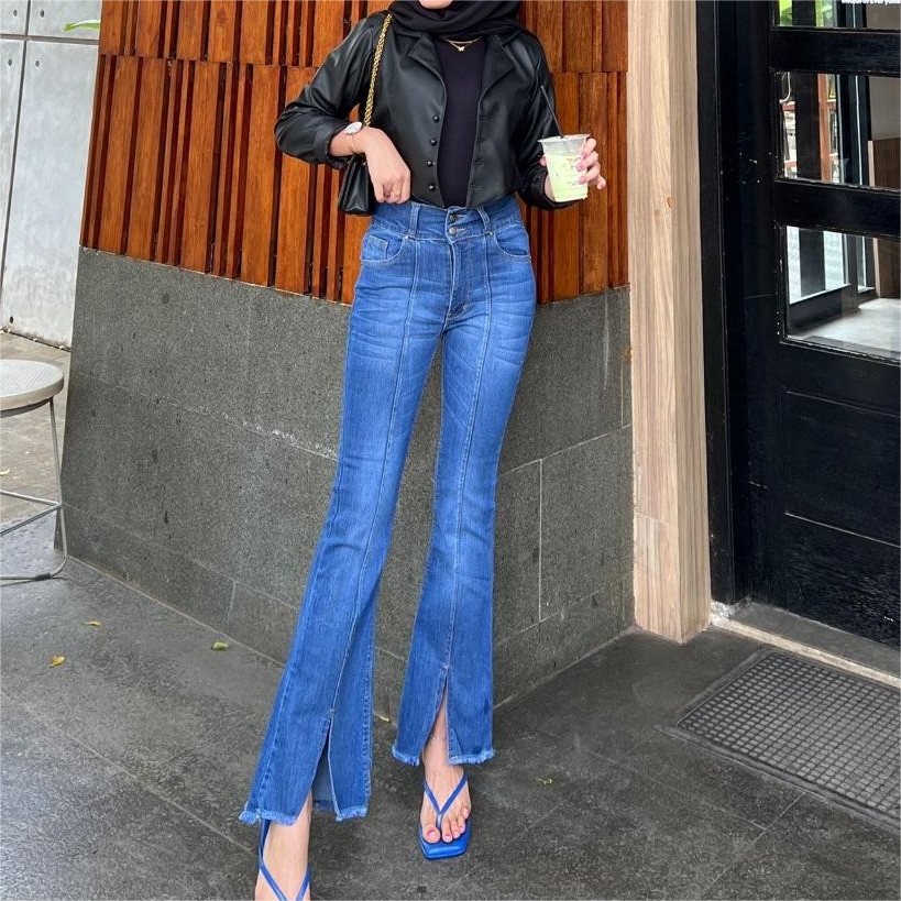 Split Bootcut Frayed Jeans