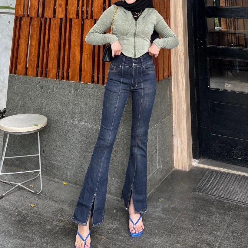 Split Bootcut Frayed Jeans