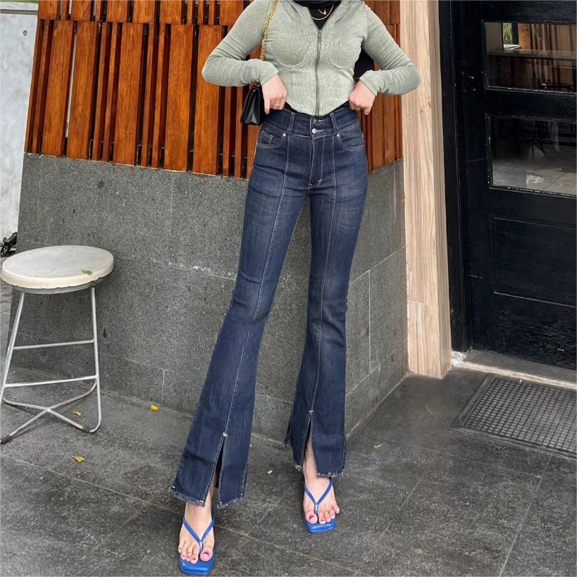 Split Bootcut Frayed Jeans