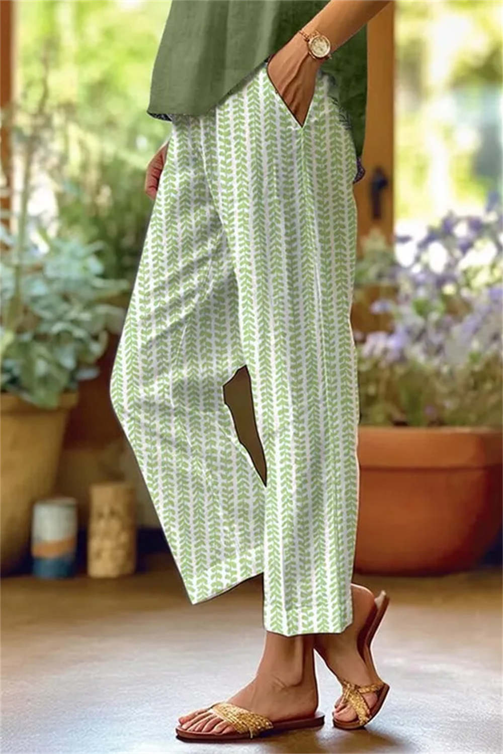 Women's White Green Arrow Striped Elastic Waist Cropped Pants