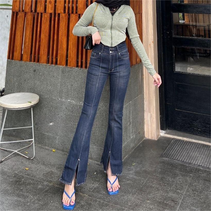 Split Bootcut Frayed Jeans